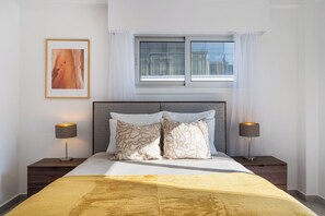 Apartamento luxo, 1 cama Queen e sofá-cama, para não fumantes, vista para a cidade | 1 quarto, escrivaninha, espaço de trabalho para notebook