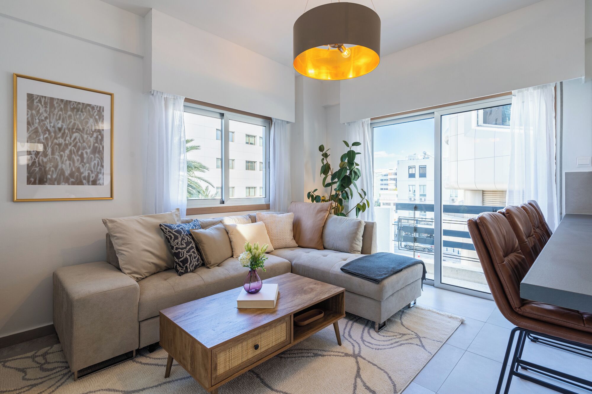 Departamento Deluxe, 1 cama Queen size y sofá cama, para no fumadores, vista a la ciudad | Sala de estar | Televisión de pantalla plana 