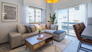 Deluxe Apart Daire, 1 Büyük (Queen) Boy Yatak ve Çekyat, Sigara İçilmez, Şehir Manzaralı | Oturma odası