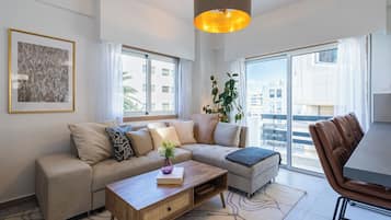 Apartemen Deluks, 1 Tempat Tidur Queen dengan tempat tidur Sofa, Bebas Asap Rokok, pemandangan kota | Ruang keluarga | TV layar datar
