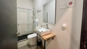 A modern bathroom with a glass shower enclosure, a white sink, and a mirror. - Cubik Rooms (Madrid)