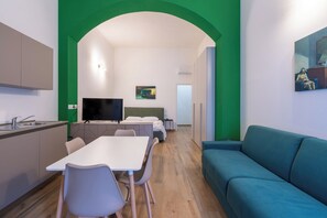 Premium-Studiosuite, Annex | Wohnbereich | 32-Zoll-Flachbildfernseher mit Kabelempfang