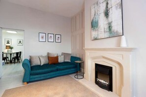 TV, fireplace - Chic home in Hartlepool (Hartlepool)