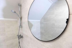 Shower, towels - Chic home in Hartlepool (Hartlepool)