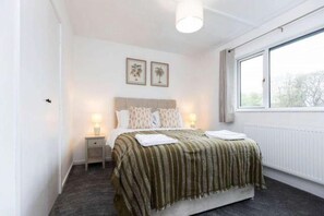 3 quartos, ferros/tábuas de passar roupa, Wi-Fi, roupa de cama