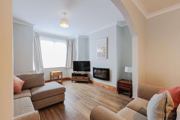 Fernseher, Kamin, Bücher