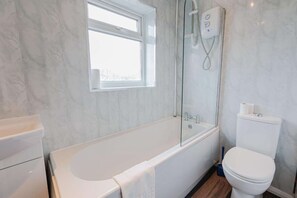 Shower, towels - Fabulous 3 bedroom Home in Redcar (Redcar)