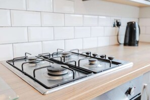Geladeira, micro-ondas, fogão, cooktop