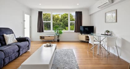 Queen Size Bedroom Near Hagley Park sharing kitchen & Bathroom with host & guest