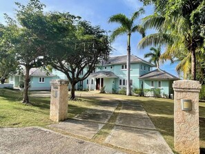 Vista frontal de la propiedad