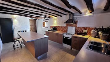 Een koelkast, een oven, een kookplaat, een vaatwasser