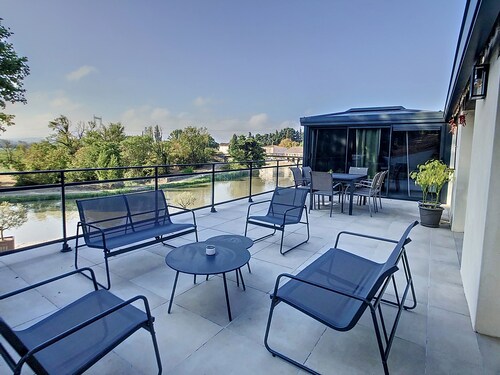 Family apartment with terrace overlooking the Canal du Midi