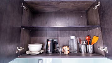 Economy Double Room | Private kitchen | Mini-fridge, microwave, stovetop, cookware/dishes/utensils