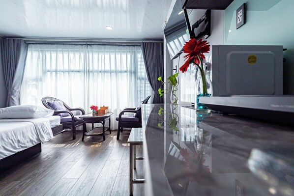 Kamar Double Deluks, pemandangan kota | Meja kerja, ruang kerja ramah laptop, dan tirai kedap cahaya