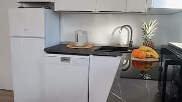 Kühlschrank, Mikrowelle, Ofen, Geschirrspüler