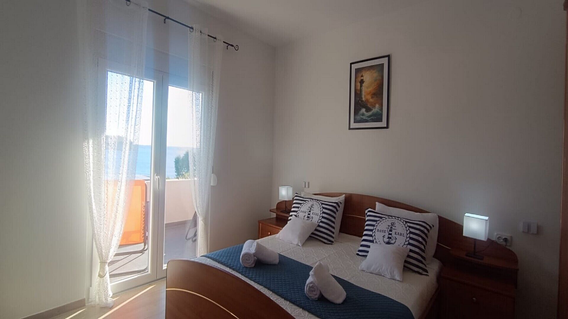 2 bedrooms, in-room safe, iron/ironing board, free WiFi