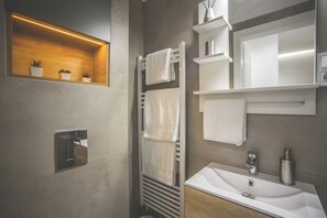 吹风机、毛巾、肥皂  、卫生纸