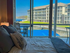 3 chambres, bureau, fer et planche à repasser, lit parapluie