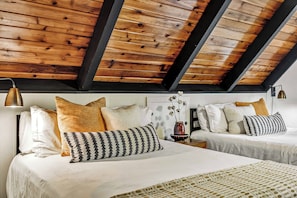 3 habitaciones, tabla de planchar con plancha y cuna de viaje 