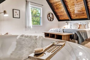 3 bedrooms, iron/ironing board, travel crib, free WiFi