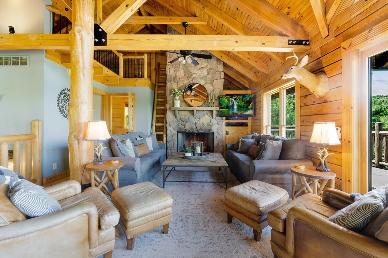 Luxury Lakeview Log Cabin W/ Hot Tub, Firepit & 3 Decks - Jim Thorpe, PA