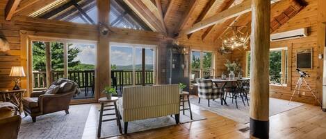 Smart-TV, Kamin, Arbeitsbereiche