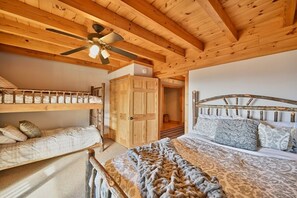 5 chambres, fer et planche à repasser, lit de bébé portatif