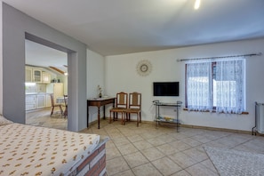 Apartamento família, 2 quartos, ao lado da montanha (Apartment Marta With Emerald Soca) | 2 quartos, Wi-Fi de cortesia, roupa de cama