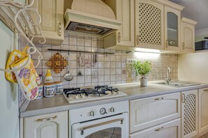 家庭公寓, 2 间卧室, 山腰 (Apartment Marta Slovenia Nature) | 私人厨房 | 冰箱、烤箱、炉灶、洗碗机