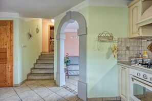 Lemari es, oven, kompor, dan mesin pencuci piring