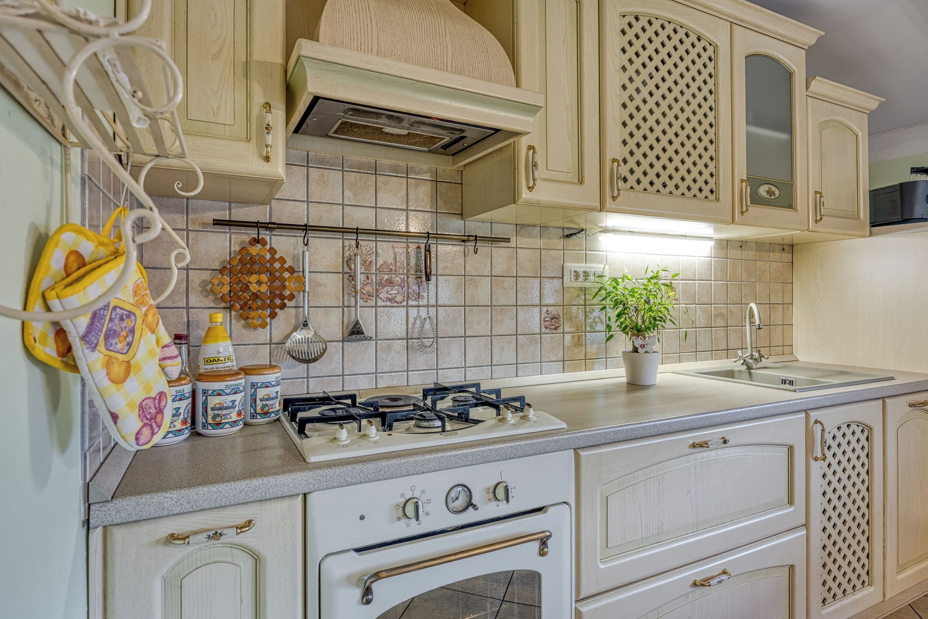 Kjøleskap, ovn, kokeplater og oppvaskmaskin