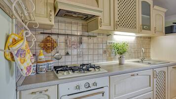 Kjøleskap, ovn, kokeplater og oppvaskmaskin