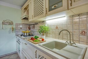 Familjelägenhet - flera sovrum - intill bergen (Apartment Marta Slovenia Nature) | Eget kök | Kylskåp, ugn, spishäll och diskmaskin