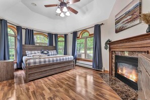 10 Schlafzimmer, Bügeleisen/Bügelbrett, Reisekinderbett