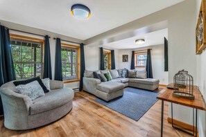 TV connectée, cheminée, baby-foot, espaces bureaux