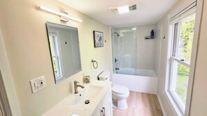 Hair dryer, towels, soap, toilet paper - Tranquil modern upstairs apt. Walk to restaurants & beach! Off-street parking, (Greenwich)
