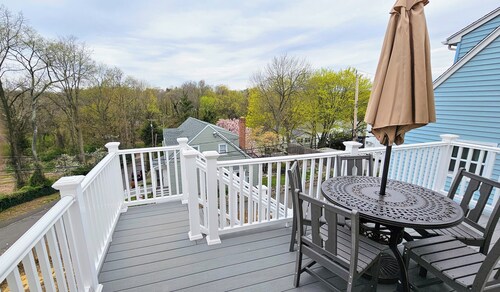Tranquil modern upstairs apt. Walk to restaurants & beach! Off-street parking,
