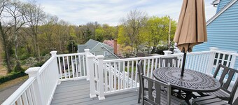 Tranquil modern upstairs apt. Walk to restaurants & beach! Off-street parking,