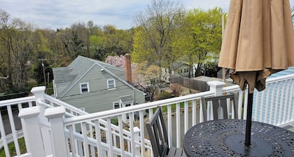 Tranquil modern upstairs apt. Walk to restaurants & beach!