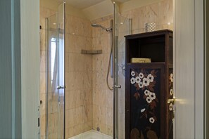 Dusche, kostenlose Toilettenartikel, Haartrockner, Bidet