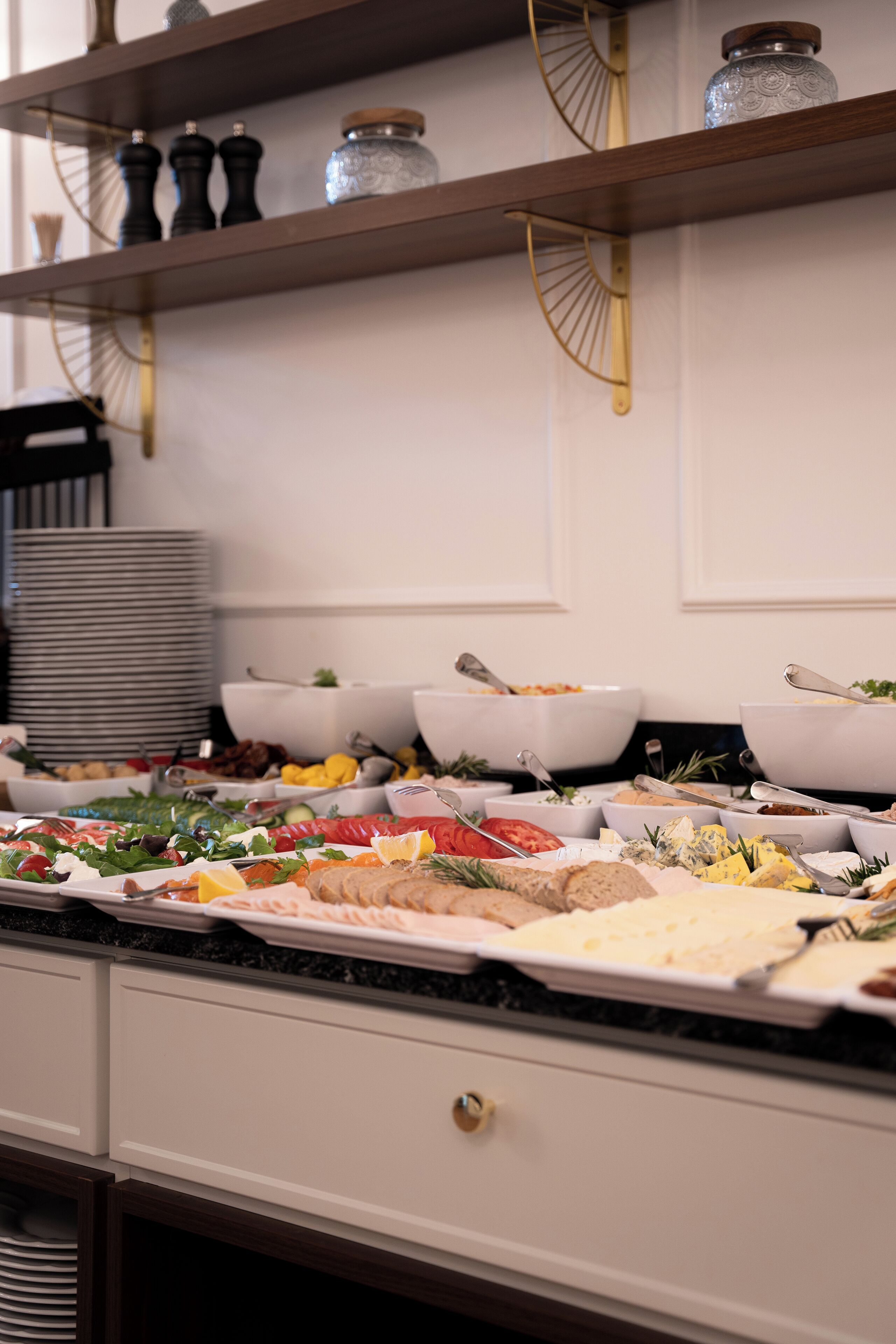 Een buffetopstelling met diverse gerechten en bestek.