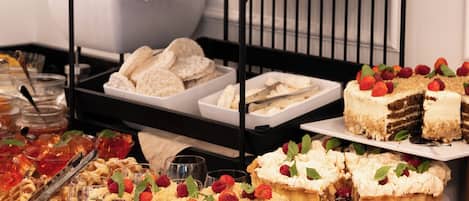 Daily buffet breakfast (PLN 60 per person)
