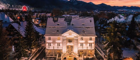 Façade de lâhĂ©bergement â soirĂ©e/nuit
