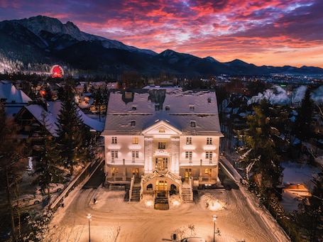 Fachada de la propiedad por la tarde o noche