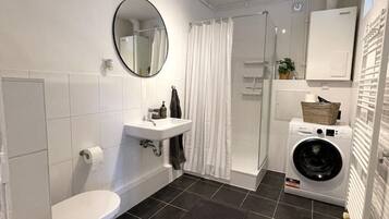 Apartment, 2 Bedrooms (262761) | Bathroom | Towels, soap, toilet paper