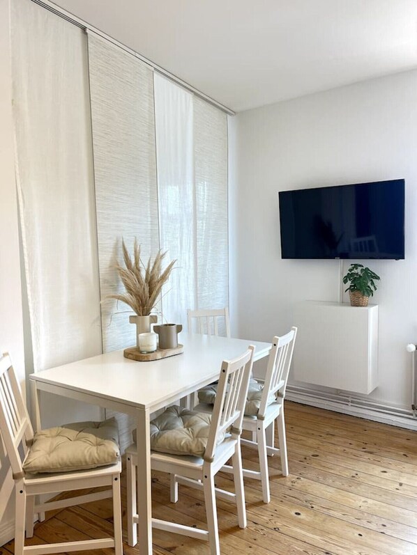 2 bedrooms, desk, laptop workspace, free WiFi