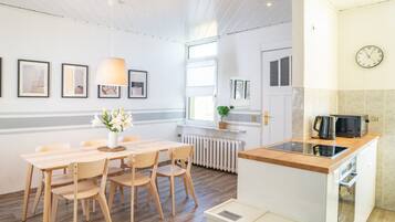 Apartment, 3 Bedrooms (339003) | Private kitchen | Full-size fridge, microwave, oven, coffee/tea maker