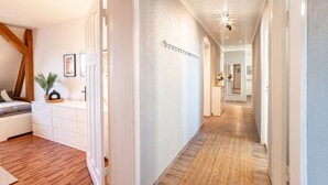 A hallway with wooden flooring, white walls, and a ceiling with recessed lighting. - Spacious Apartment In Strausberg - Sleeps 6 (Strausberg)