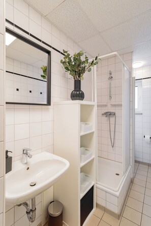 Apartment, 6 Bedrooms (262793) | Bathroom | Shower, towels, soap, toilet paper - Arbio Apartment In Wustermark (Wustermark)