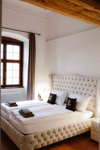 Luxurious Suite Versailles I